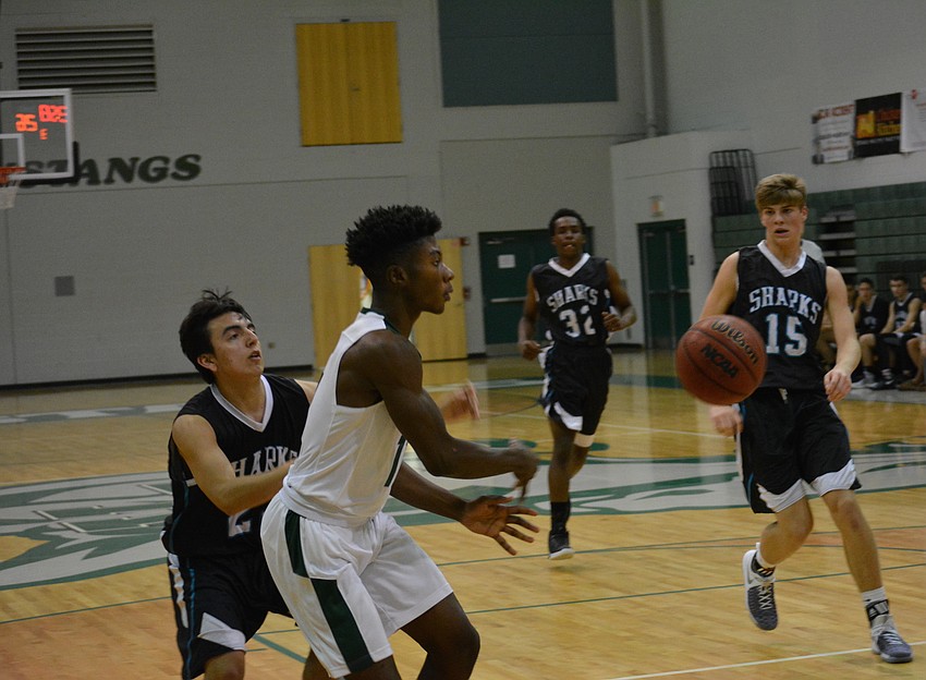 Blauvelt Georges throws a no-look pass.