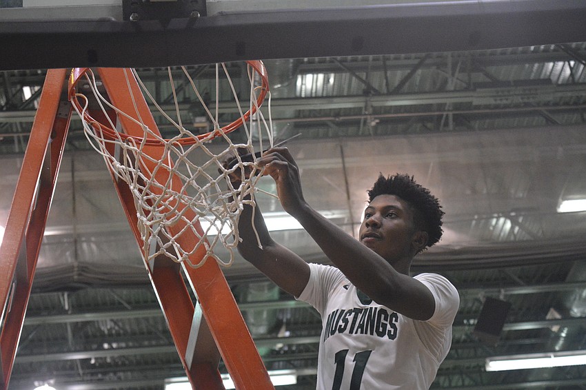 Blauvelt Georges cuts down the net.