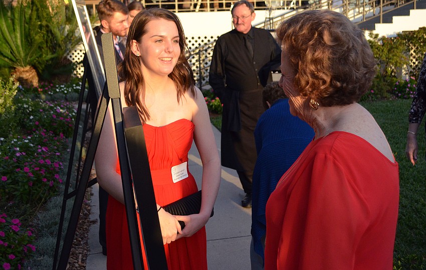 Jessica Sudol explains her piece, “Headed Downtown” to Honorary Chairwoman Shirley Ritchey.
