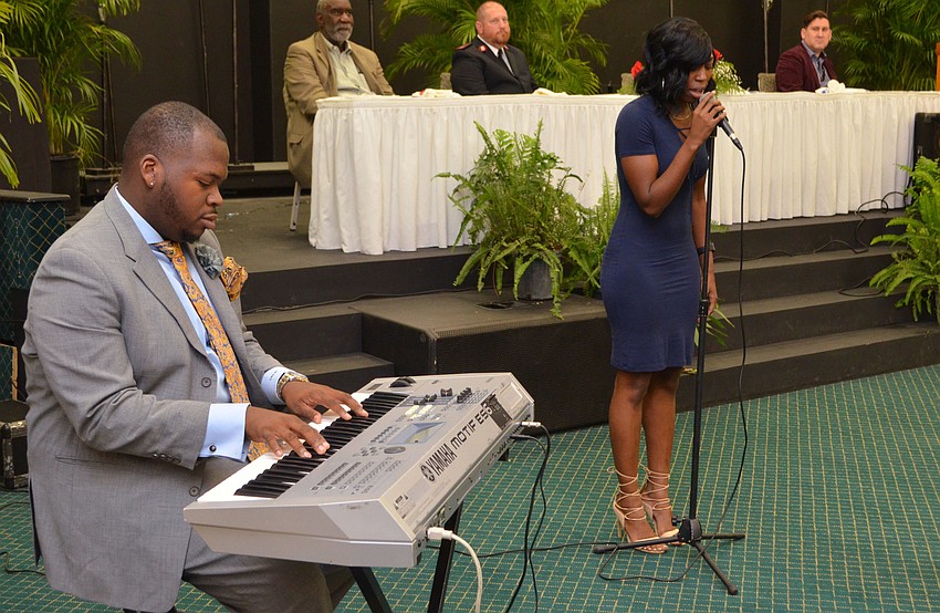 Keyboardist Sheldon Graham and singer Sheaquess Mapps perform at the Mayors’ Feed the Hungry 30th Anniversary Celebration on March 22 at Harvest Church.