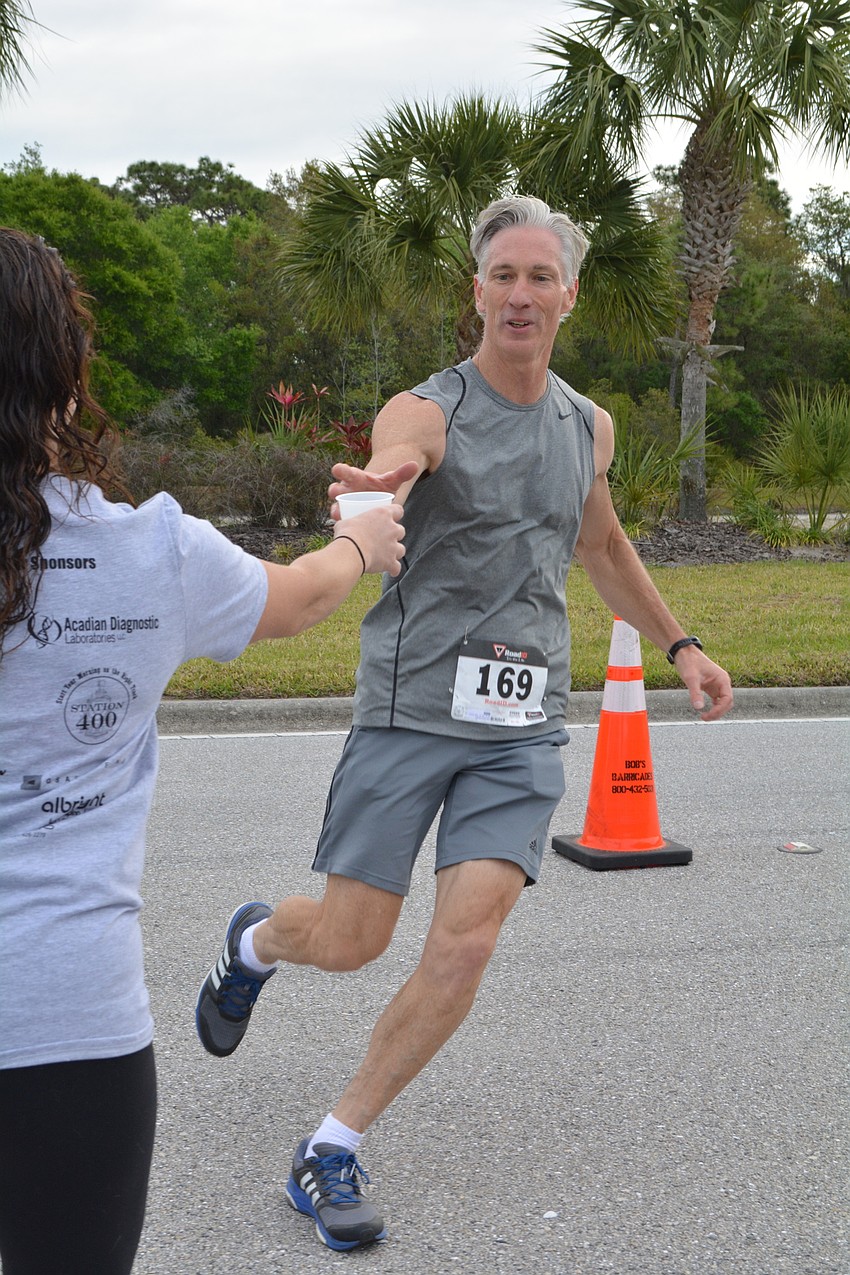 Robert Stanton, of Sarasota, didn'   t even slow down as he grabbed his sip of beer at the halfway point. 