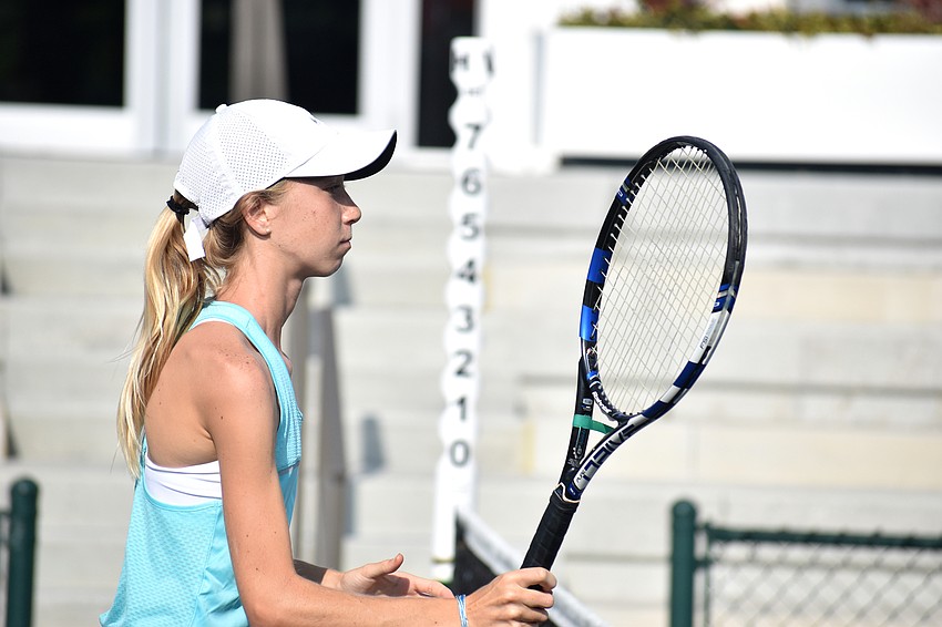 Lucy Walter defends the net.