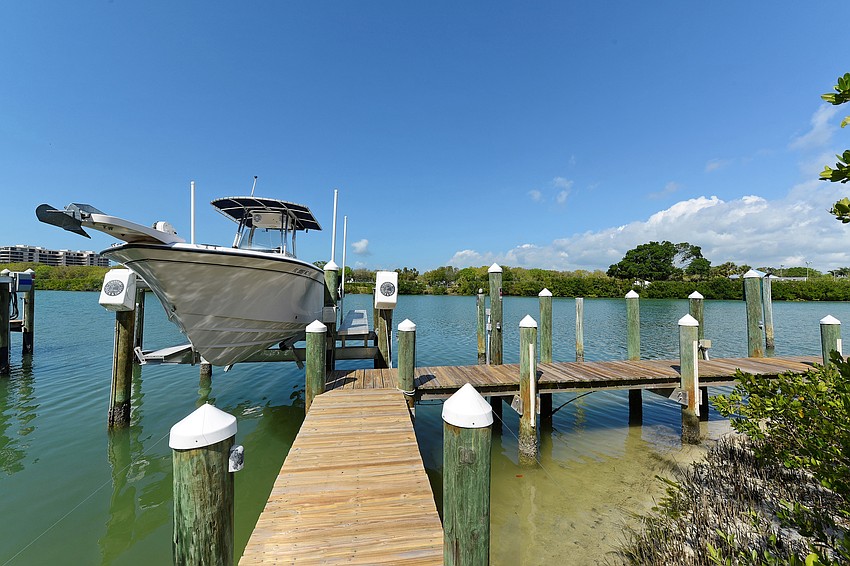 The dock includes a fishing pier and boat lift.