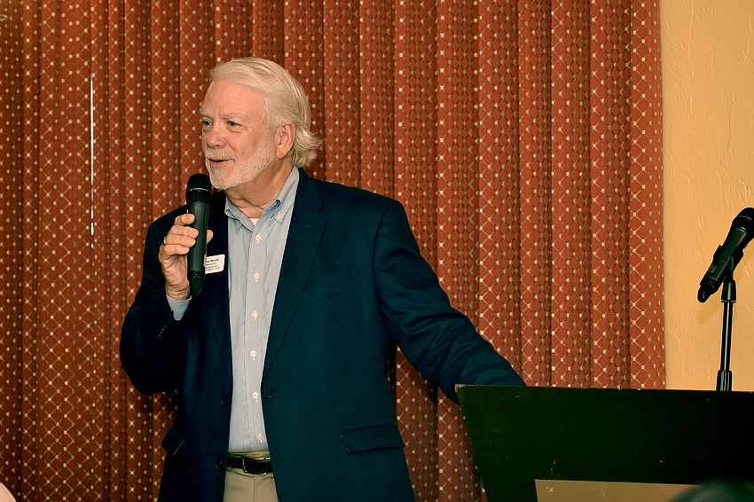 Club President Ken Marsh welcomes the club members.