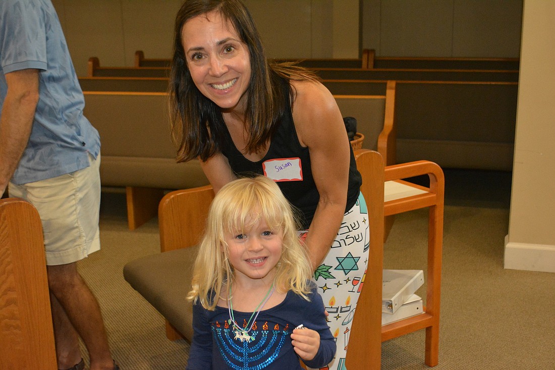 Lake Club&#39;s Susan Beck volunteers at the Tot Shabbat program with her daughter, Josie, as they prepare for High Holy Days.