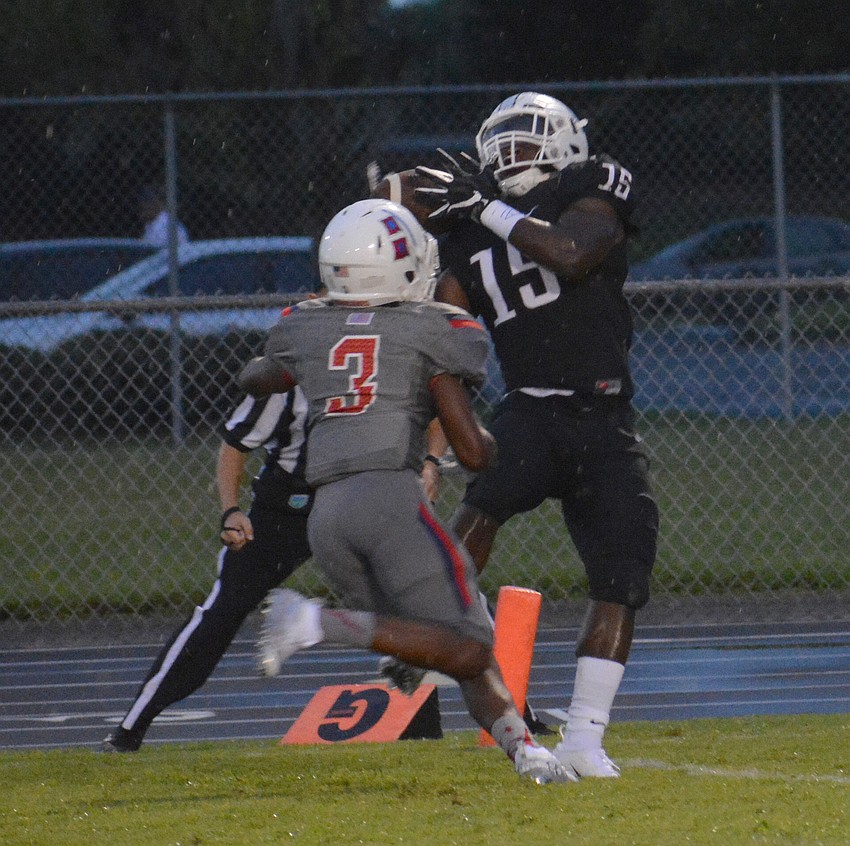 Knowledge McDainel hauls in a touchdown pass from Bryan Gagg on Braden River's first possession.
