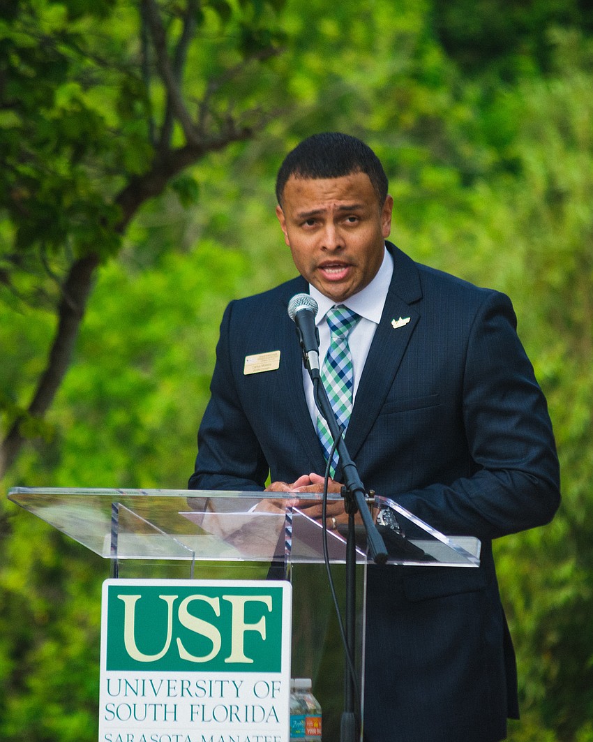 Carlos Moreira, USFSM’s veteran services administrator and one of the event’s organizers, begins the ceremony.