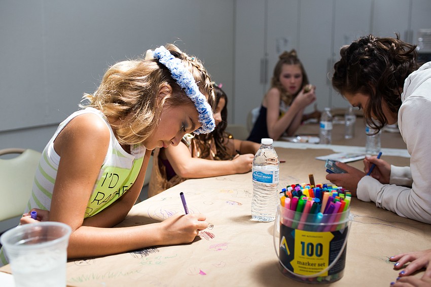 Stella Misantone colors before the show.