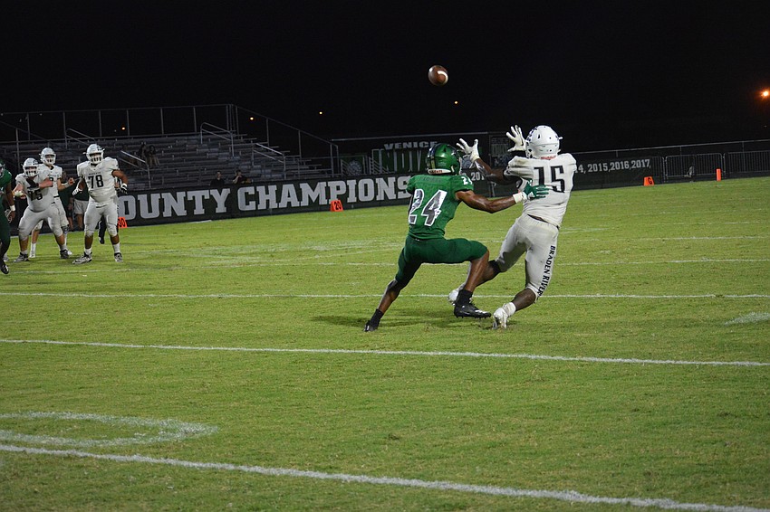 Senior wideout Knowledge McDaniel (15) gets separation on a Venice defender to catch a short pass in the fourth quarter.