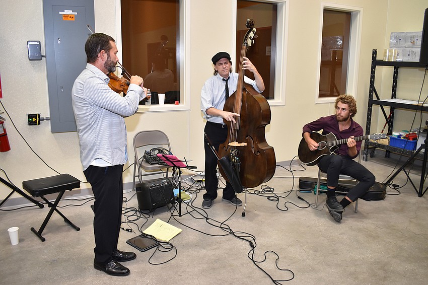 A live band performed for guests during cocktail hour.