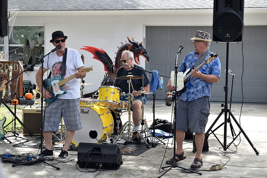 The Smokin’ Bones perform for a crowd during Porchfest in Arlington Park.