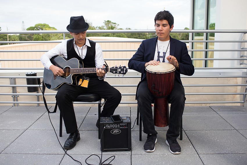 Jonathan Barroso and Jonathan Bruzon play music for the guests.