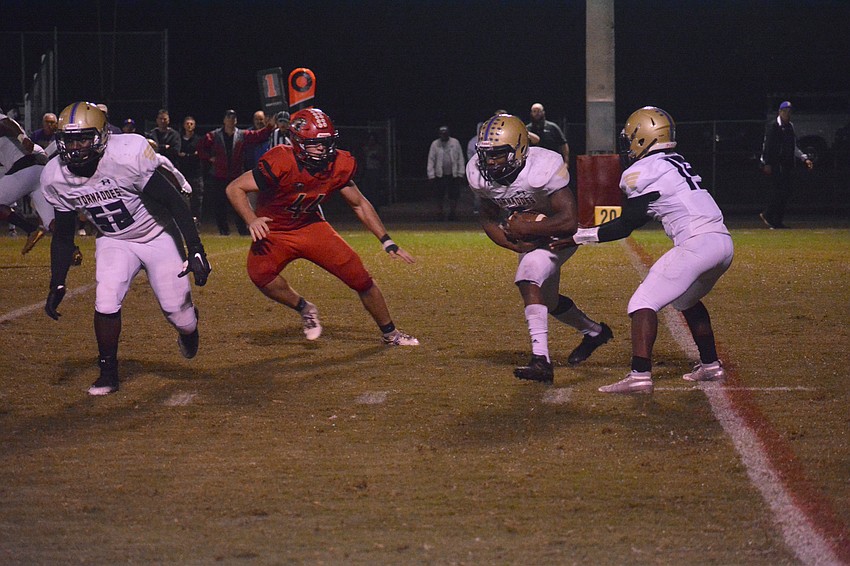 Booker senior running back Antrone Thomas receives the handoff from freshman Cleve Benson.
