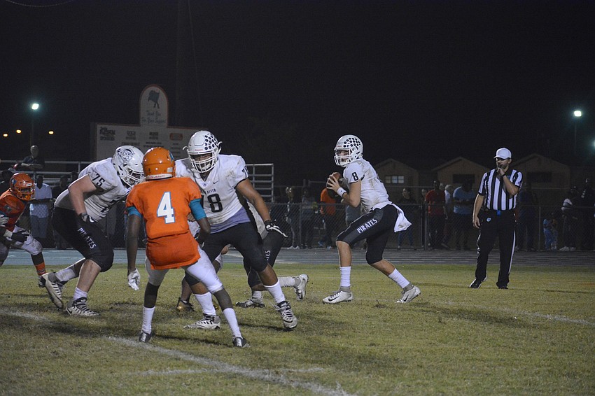 Bryan Gagg surveys the Raiders defense from the pocket.