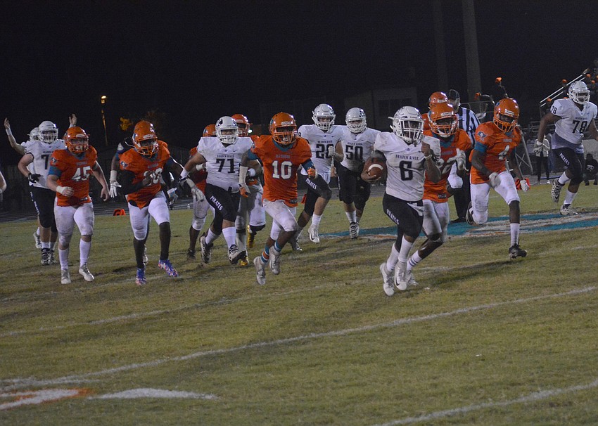 Brian Battie breaks away from the Raiders defense.