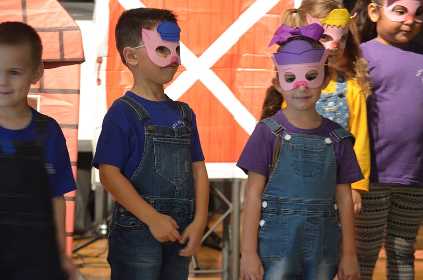 Francesco Guillermoni and Mia Sacchi sing the closing song for the play.