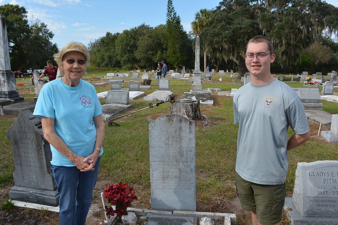 Bradenton&#39;s Jackie Ragan stands next to the headstone of her great-grandfather William Turner, who died in 1881, along with Benjamin French, who organized the clean-up effort.