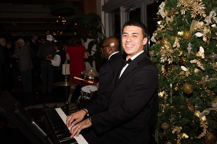 A pianist played music throughout the cocktail hour.