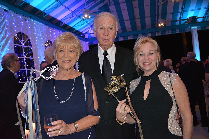 Rosedale residents Sue and Richard Morsberger, who are social members of the University Park Country Club, visit with Toi Estes.