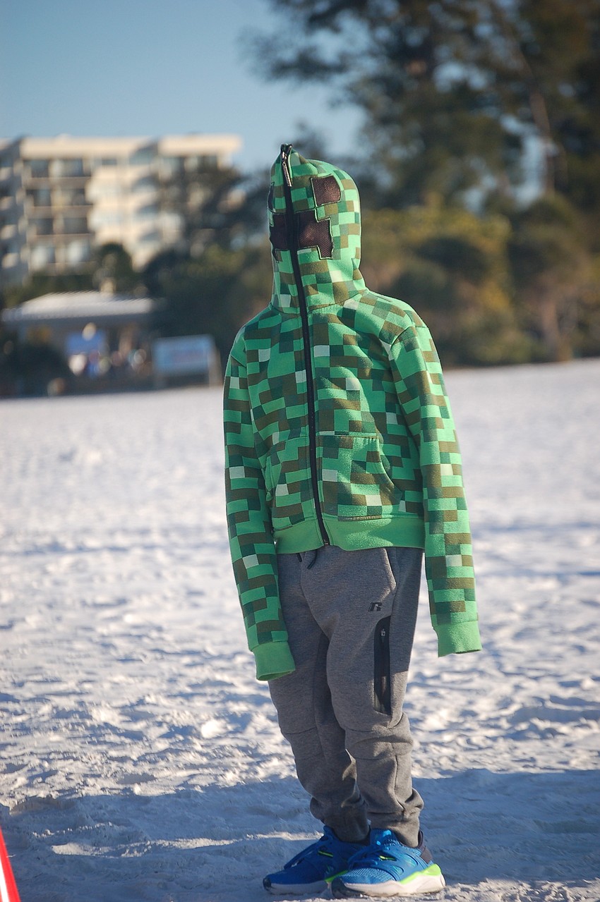 On a morning more suited to hot chocolate than Gatorade, hundreds of runners turned out for the Andrew Monroe Memorial 5K on Siesta Beach.