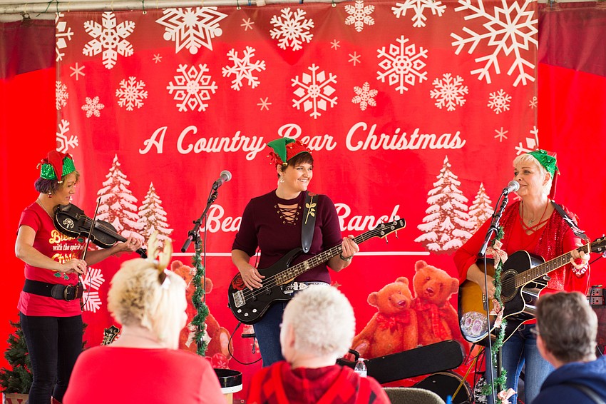 A country band played on the lawn.