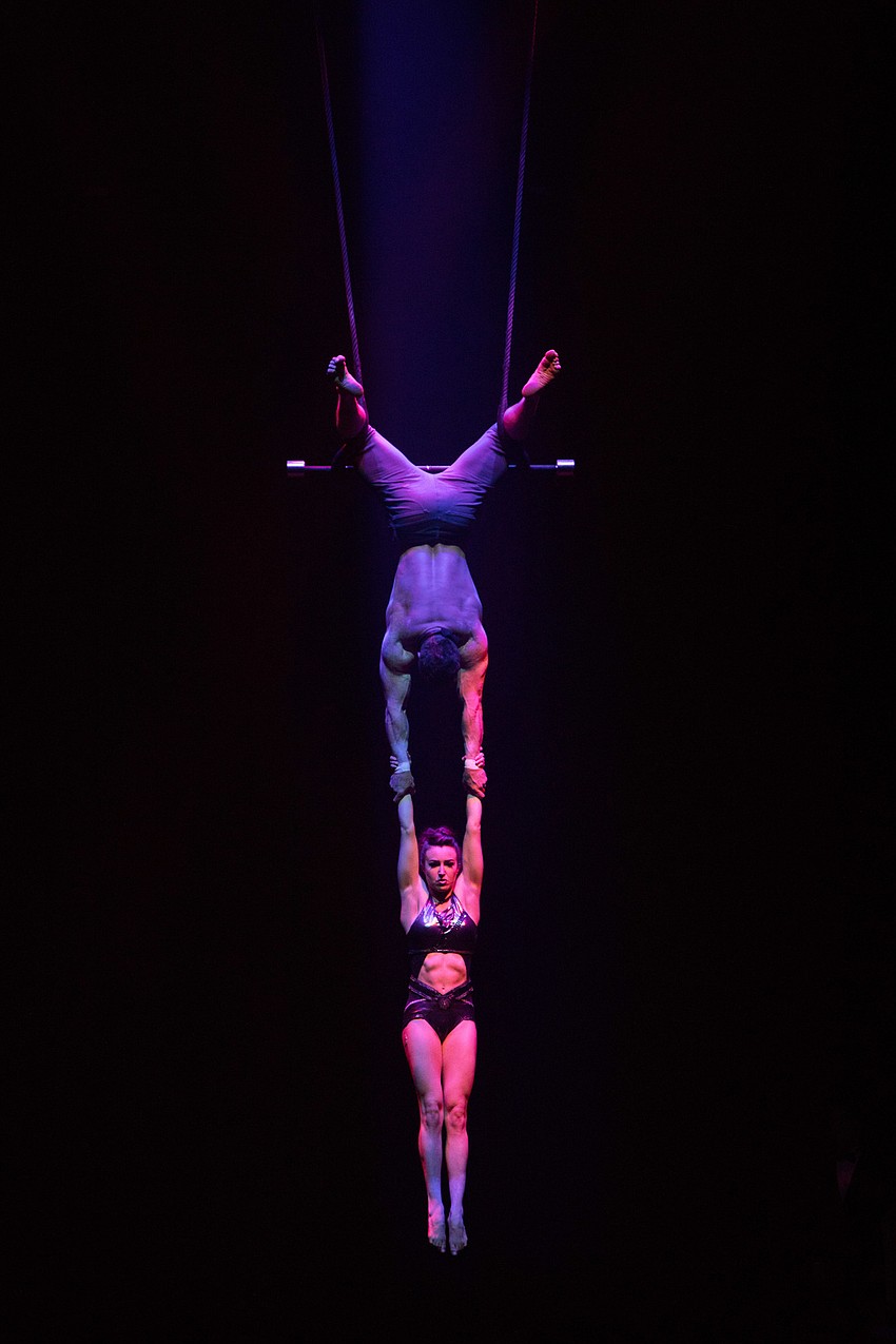 Duo Transcend on the single trapeze.
