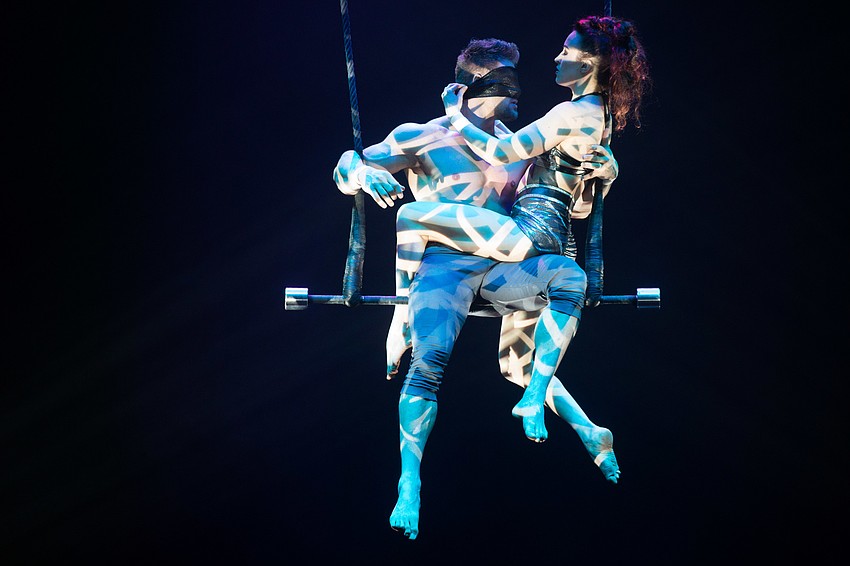 Duo Transcend on the single trapeze.