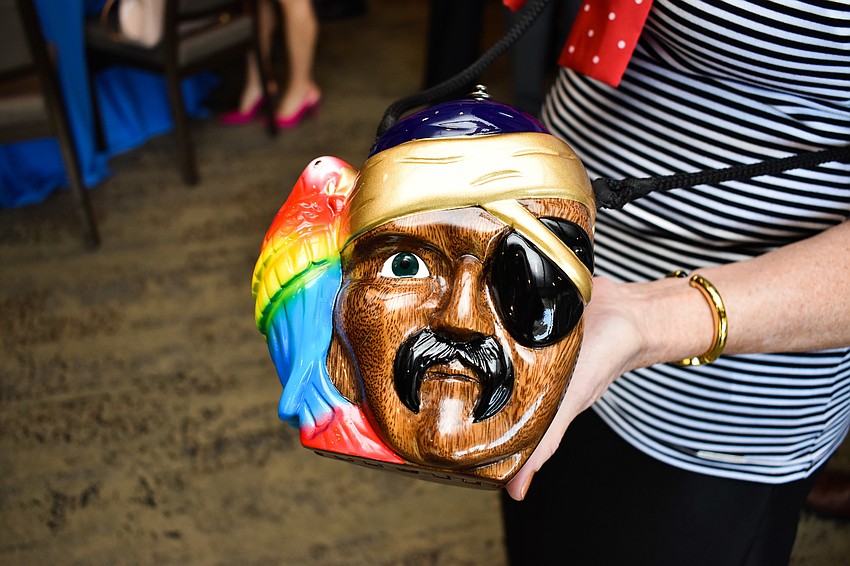 Bonny Heet sported a unique Tommy Woods purse