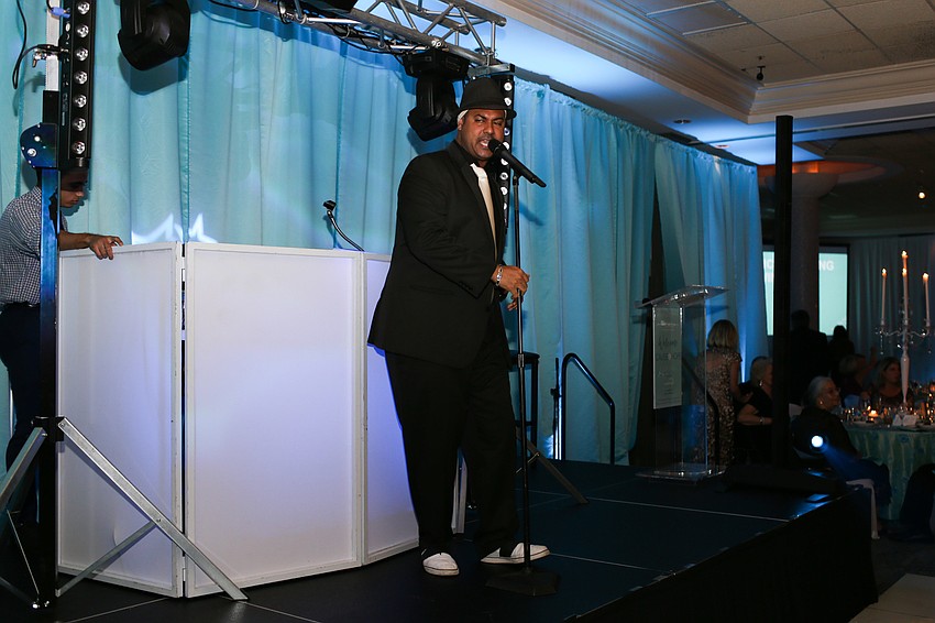 Jonathan Cortez sings for the crowd.