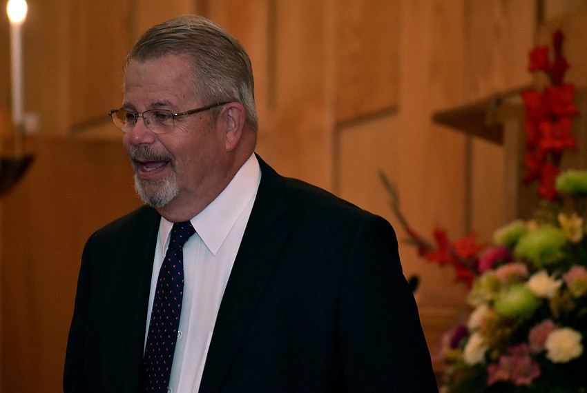 Rabbi Stephen Sniderman welcomes the audience to the temple.
