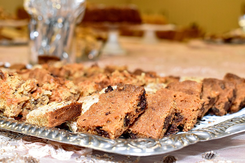 Following the concert, concert goers enjoyed dessert and champagne.