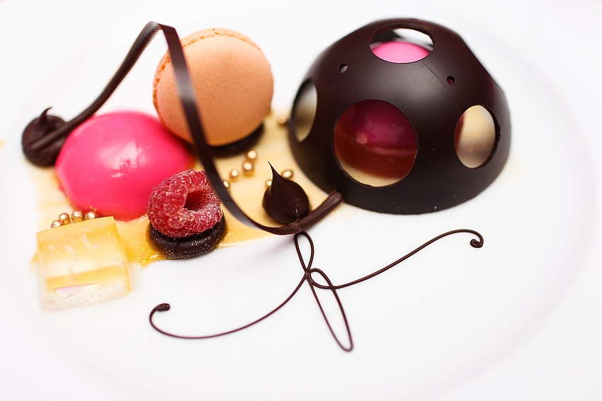 The dessert was served before the concert.