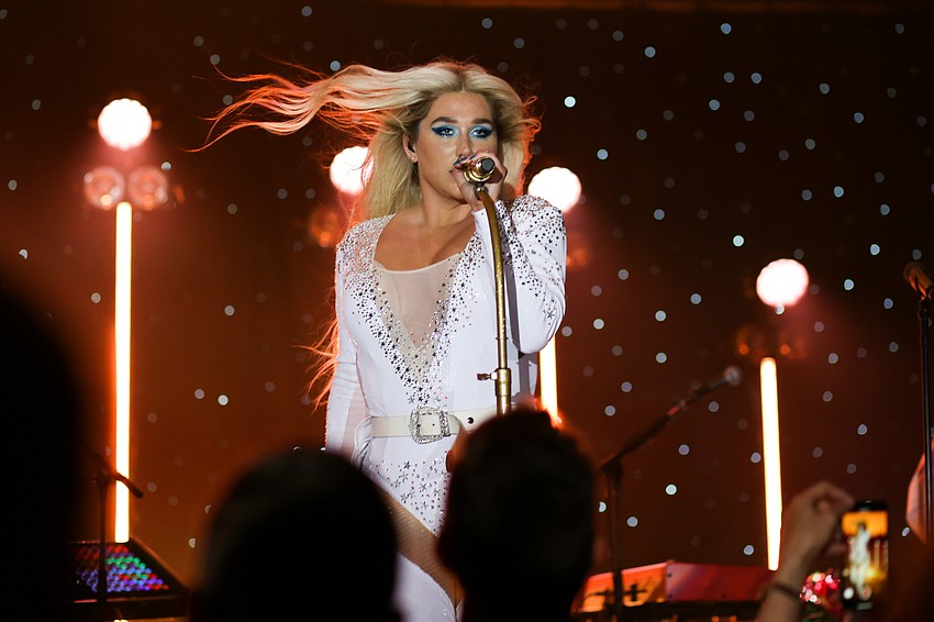 Kesha closed out the gala with an entertaining performance.