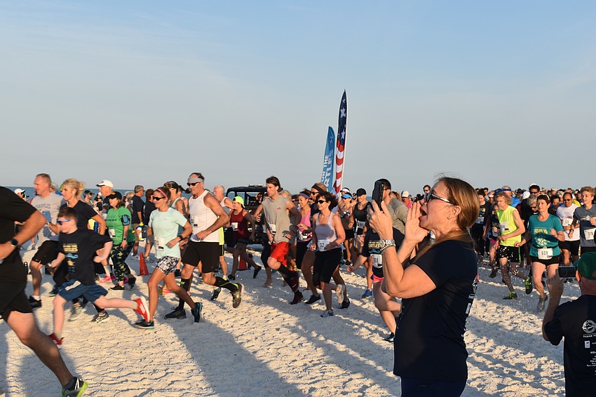 Lori Cicilioni cheers on her son, Orlando, as the race kicks off.