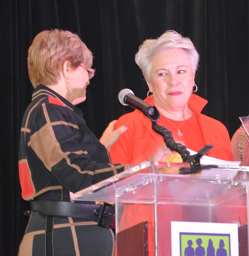 Angela Massaro-Fain presents an award to Teri Stern.