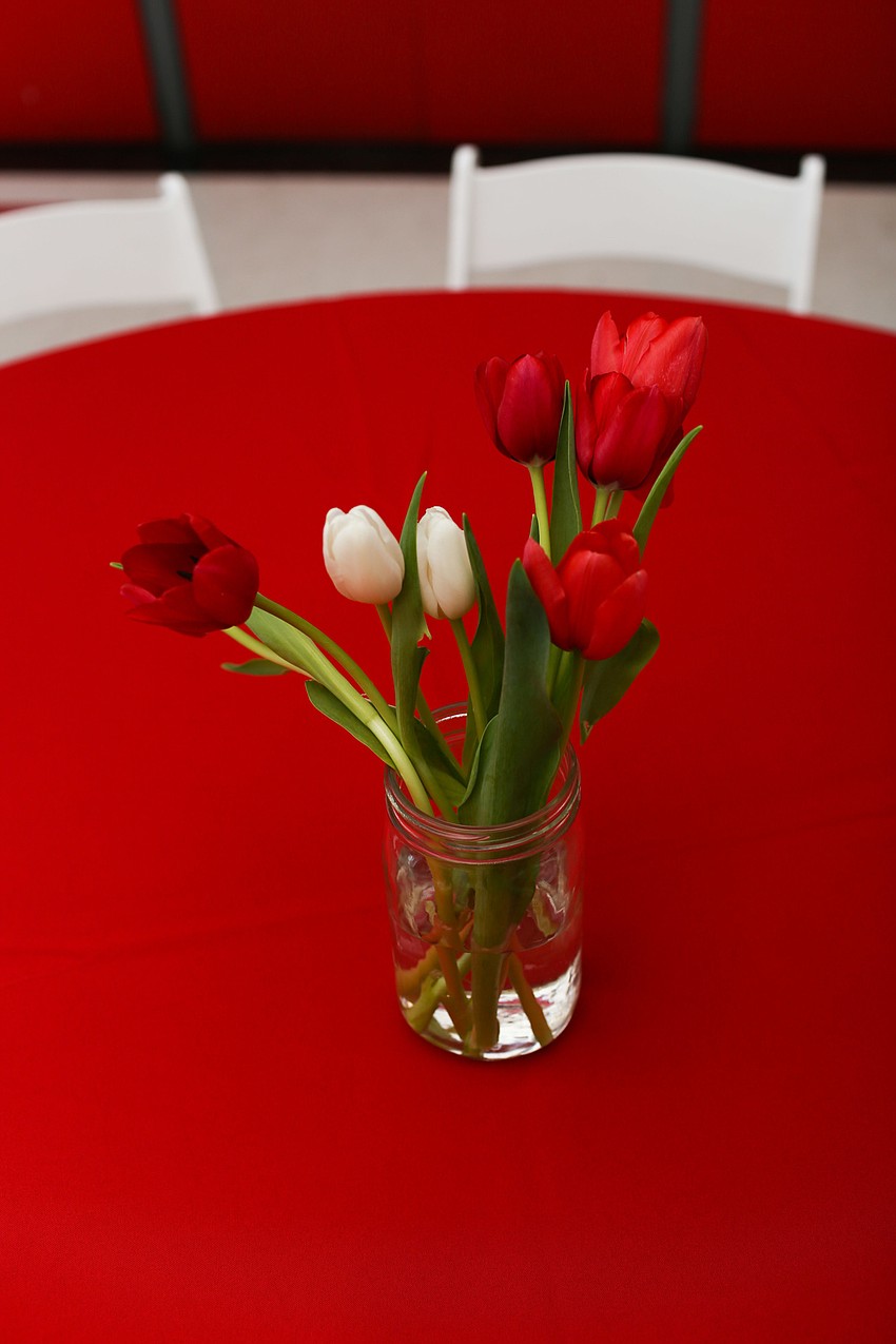 Roses decorated the cocktail tables.