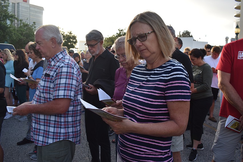 Maria Skorupski reads along.
