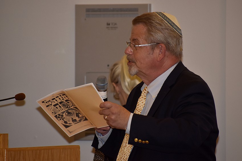 Rabbi Stephen Sniderman welcomes members to the seder.