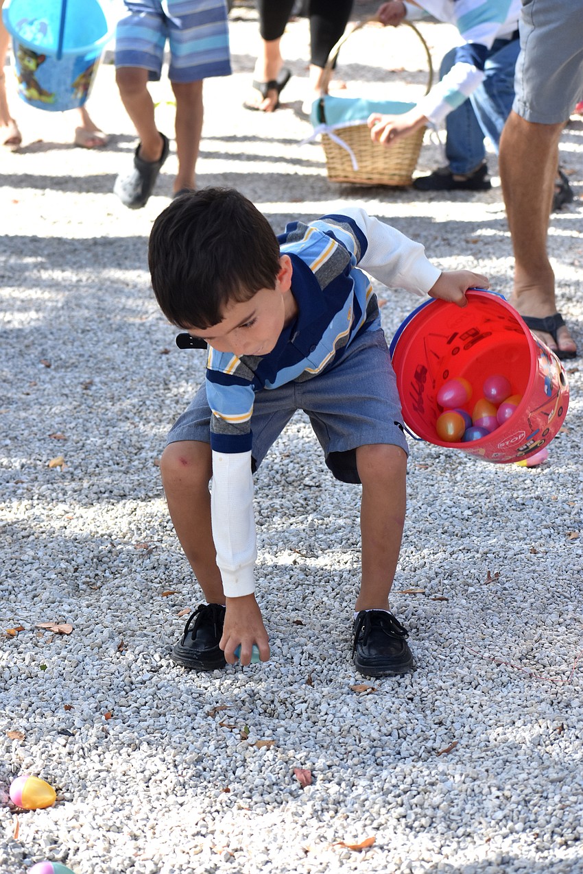 Marcos Macedo finds an egg during the hunt.