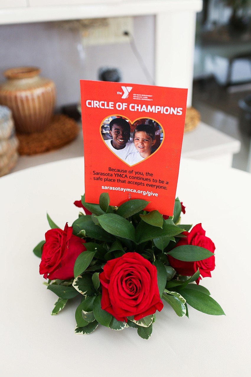 Roses decorated the cocktail tables.