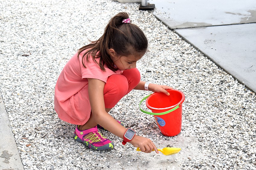 Zuleika Zanz plays in the sand during the event.
