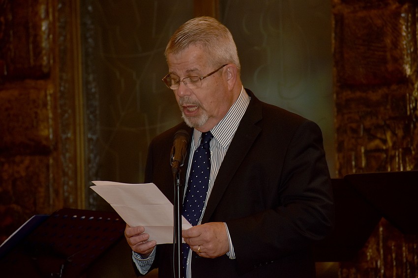 Rabbi Stephen Sniderman welcomes concertgoers to the temple.