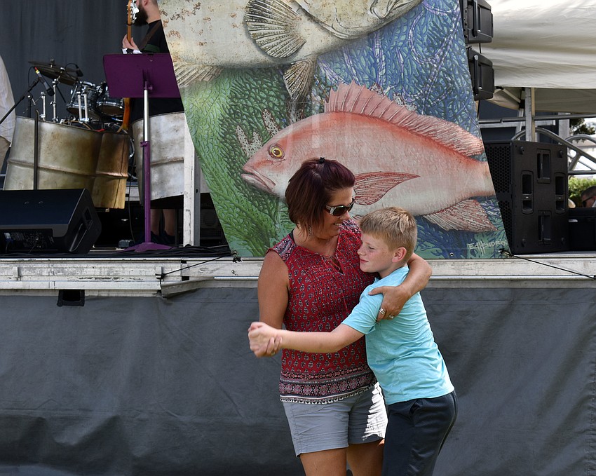 Jennifer and Caleb Kaufman took time off from shopping to dance.
