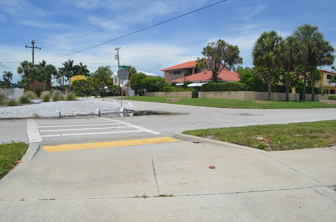 Sidewalks near Lido Beach don&#39;t extend to nearby residential streets like Ford Drive.