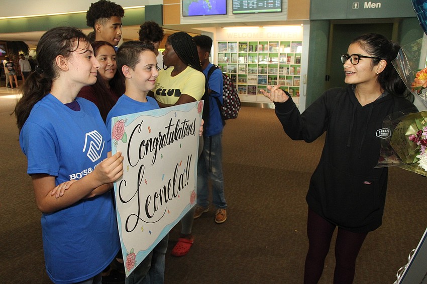 Leia and Shade show Leonela Tase Sueiro a poster made just for her.