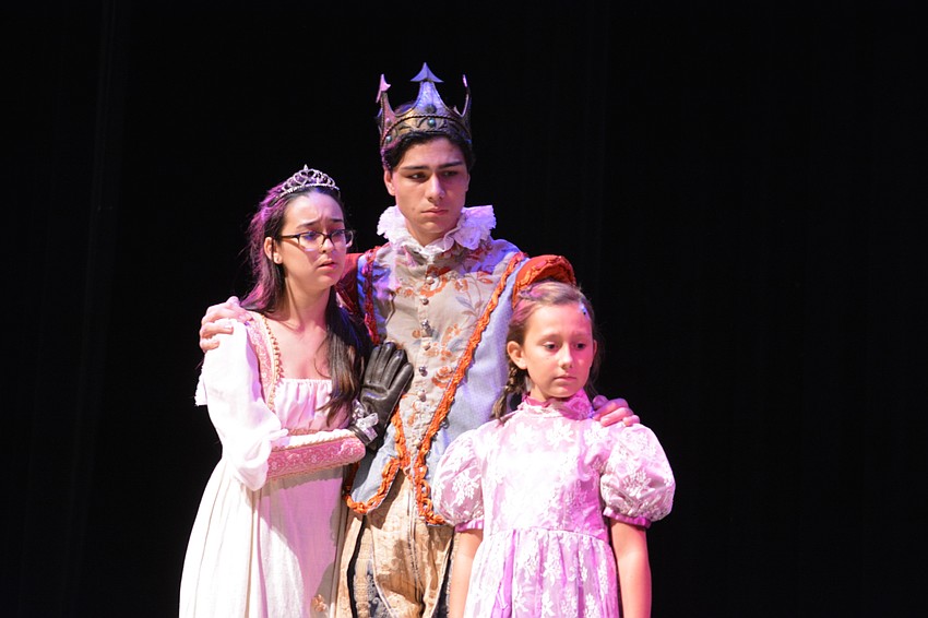 Gabby Macogay as Queen Iduna, Alex Kraus as King Agnarr and Kemrie Hynson as Young Elsa.