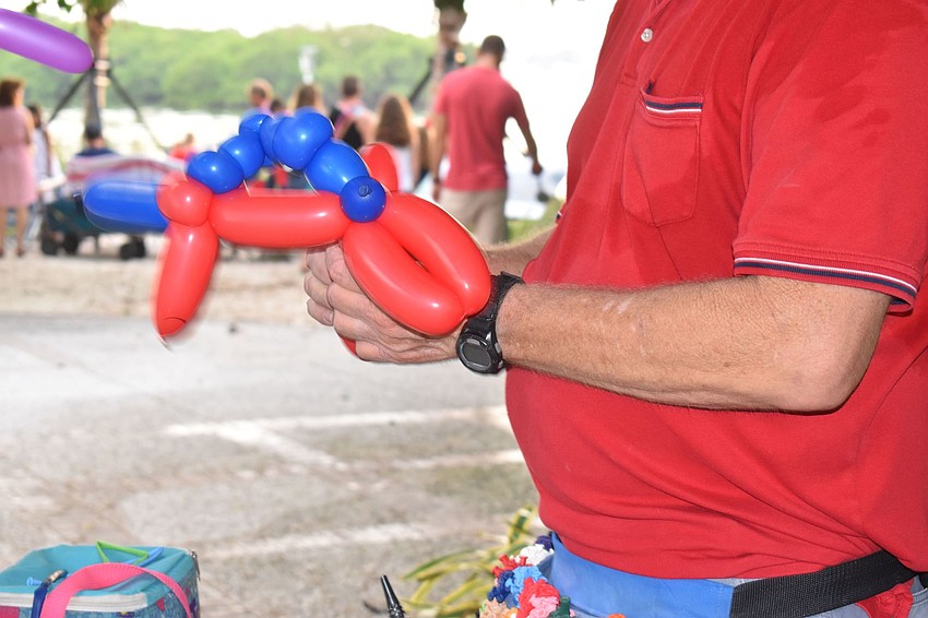 Greg Art puts together a unicorn balloon.