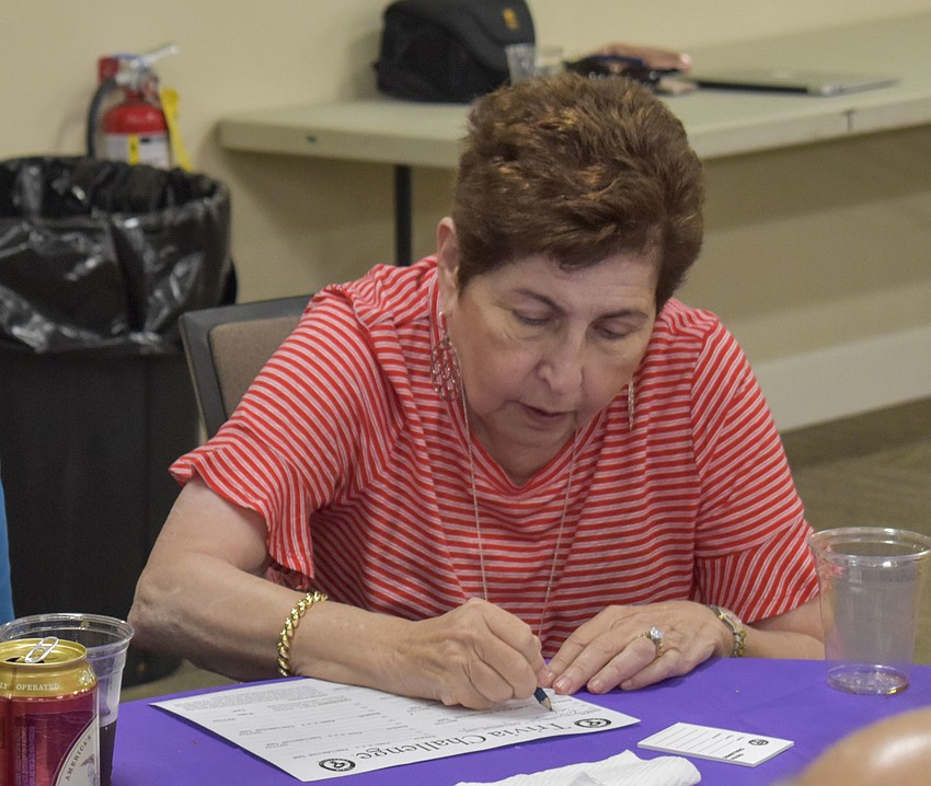 Toby Halpern keeps track of her teams points.