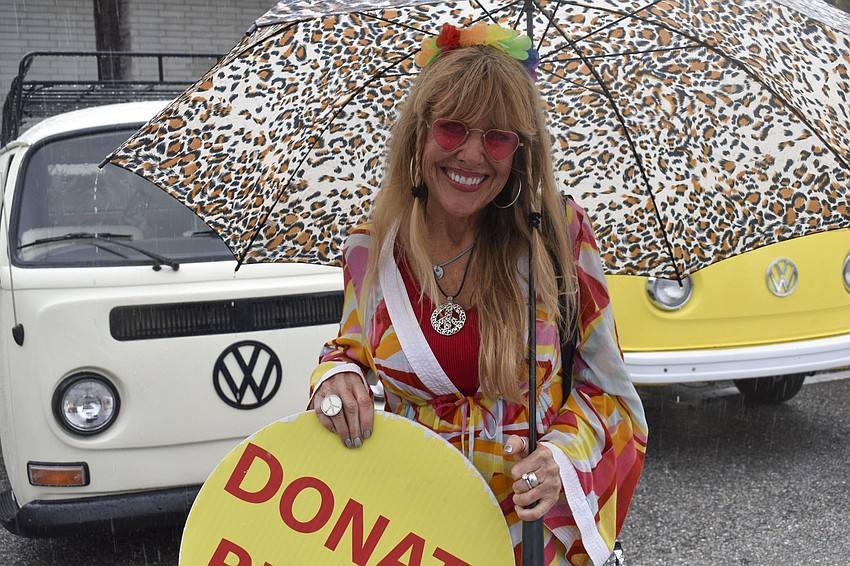 Susie Chinn rocks a groovy 1970's print.