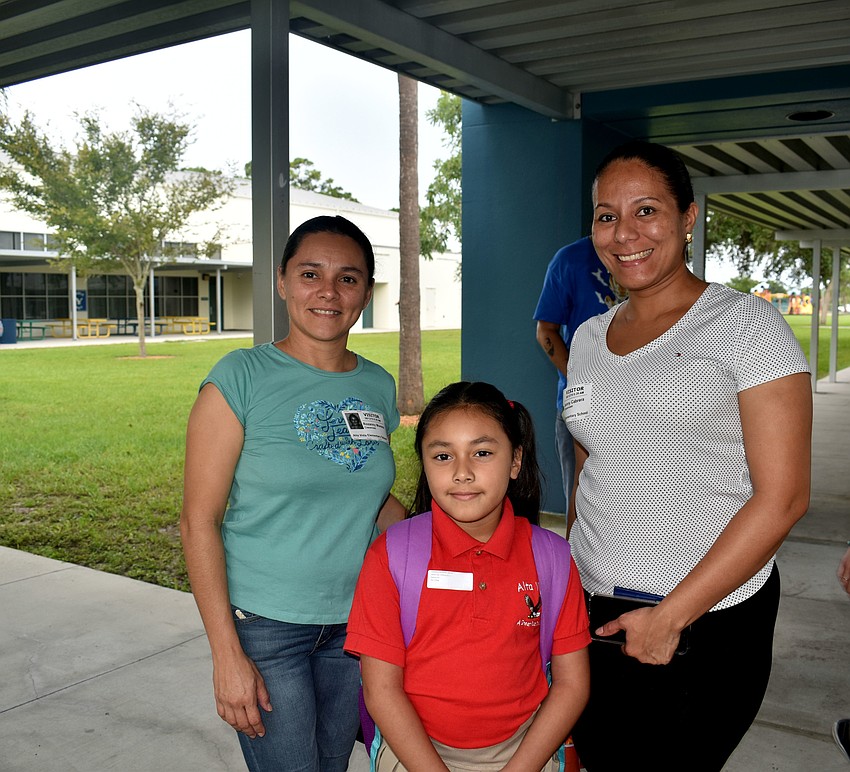 Rozanny Moreno, first grade student Amy Ramirez-Moreno and Jenny Cabrera are excited for the first day of school at Alta Vista Elementary. // Brynn Mechem